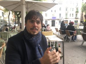 VICENÇ BATALLA | L'escriptor quebequès Mathieu David, a la conversa a la plaça de la Vila de Gràcia