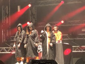 VICENÇ BATALLA | Els primers moments del concert de Tribade a Rennes, amb els hàbits de monjo abans de la sacsejada