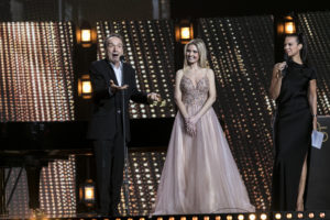 MAXIME BRAULT/STARFACE | Roberto Benigni avec son discours-performance pour son hommage des Lumières, à côte de la pianiste Vanessa Benelli Mosell et la présentatrice de la cérémonie Isabelle Giordano