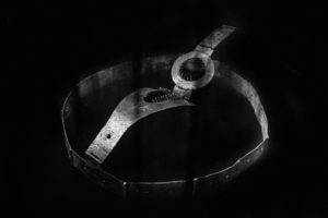 LAIA ABRIL | Un cinturón de castidad, pieza de metal para impedir el adulterio, la masturbación o la violación desde el punto de vista masculino