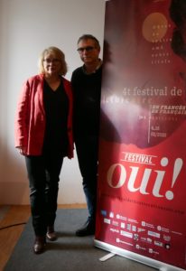 TYPHAINE MAUGET | Mathilde Mottier y François Vila, fundadores y directores del Festival Oui! junto al cartel 2020 obra de Oscar Llobet