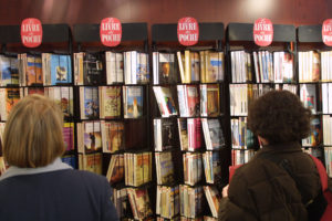 ARCHIVO | Imagen en las librerías francesas que no es posible ver durante el confinamiento actual