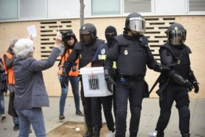 ARCHIVO | La policía nacional española se lleva una de las urnas del referéndum para la independencia del 1 de octubre de 2017 en Cataluña ante las protestas de los votantes