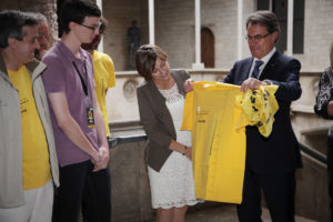 ARCHIVO | El presidente de la Generalitat, Artur Mas, recibe una camiseta de la presidenta de la Asociación Nacional Catalana (ANC), Carme Forcadell, por la Via Catalana hacia la independencia del Once de Septiembre de 2013