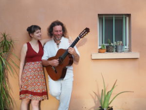 SUNSUN STUDIO | Manon Doucet, voz, y Serge Vilamajó, guitarra, como dúo Amapola reinterpretando el cancionero hispano