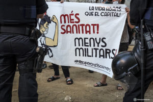 PEDRO MATA/FOTOMOVIMIENTO | Une concentration au quartier du Raval de Barcelona en faveur des sanitaires et contre la militarisation pendant la pandémie
