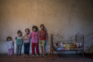 ANUSH BABAJANYAN/BOLSA CANON MUJER FOTOPERIODISMO 2019 | Los seis hijos e hijas de Varduhi Chobanyan en la población de Nor Erkedj, en la autoproclamada república del Alto Karabaj en 2017