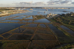 ELENA CHERNISHOVA/PANOS PICTURES | En la bahía de Augusta, en Sicilia, hay acumulados 18 millones de metros cúbicos de lodos tóxicos del complejo petroquímico en la isla