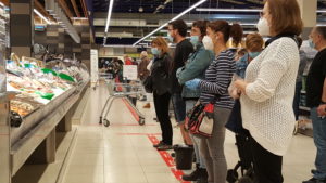 CRISTÓBAL CASTRO/EL MÓN TERRASSA | Client·es en attendant son tour dans la poissonnerie d'un supermarché à Terrassa (Barcelone) à cause du Covid-19, image de l'exposition de la presse internationale à Visa pour l'image