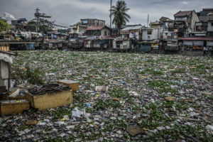 JAMES WITHLOW DELANO | Las aguas del Estero de Vitas, en la bahía de Manila, recubiertas de plásticos y todo tipo de detritus