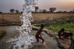 BRIAN DENTON/THE NEW YORK TIMES | Enfants jouant dans un puit de la localité indienne de Lamheta, Uttar Pradesh, en juin 2019. Photo qui a gagné le Visa d'or catégorie Magazine