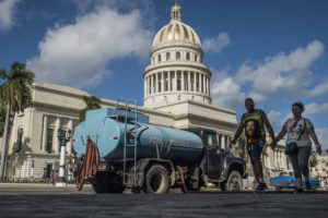 SANNE DERKS | Suministro de agua en los edificios de delante del Capitolio Nacional en La Habana, en enero de 2020