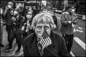 PETER TURNLEY | Nora, una de les persones que es mobilitzaven cada vespre al xamfrà del carrer 77 amb Lexington com a agraïment al personal de l’hospital Lenox Hill, foto de l'exposició <em>El rostre humà de la Covid-19 a Nova York</em> de Visa pour l'Image