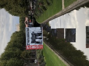 VICENÇ BATALLA | El cartell de l'edició 2020 de Visa pour l'Image amb la foto del pont de Brooklyn de l'exposició de Peter Turnley, penjat a gran escala sobre el canal de Perpinyà