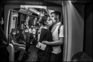 PETER TURNLEY | Emma et Elie au métro de Paris, une des premières photos de Turnley en rentrant à la capitale française le 25 mai