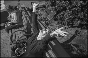 PETER TURNLEY | Priscilla, aprofitant al màxim el sol en una de les jornades durant el confinament a l'Upper West Side de Nova York