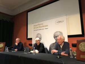 VICENÇ BATALLA | Jean-Pierre Dardenne, en primer plano, y Luc, al fondo, con el director del Festival Lumière, Thierry Frémaux, en la rueda de prensa