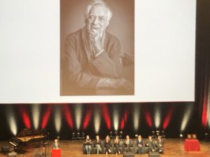 VICENÇ BATALLA | La photo sur l'écran de Bertrand Tavernier, lors que Thierry Frémaux lit le discours que Tavernier avait préparé pour le Prix Lumière aux frères Dardenne