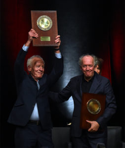 OLIVIER CHASSIGNOLE/INSTITUT LUMIÈRE | Jean-Pierre et Luc Dardenne en recevant le Prix Lumière 2020, le 16 octobre à Lyon
