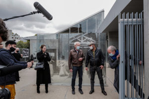 OLIVIER CHASSIGNOLE/INSTITUT LUMIÈRE | Un momento del remake de <em>La salida de las fábricas Lumière</em> de hace 125 años por parte de los hermanos Dardenne, con Émilie Dequenne esperando instrucciones