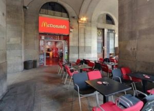 EDU CHIRINOS | En esta ocasión, Chirinos transforma la veterana sala Sidecar, en la plaza Reial, en <em>fast-food</em>