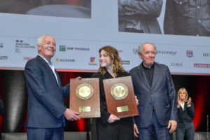 JEAN-LUC MÈGE/INSTITUT LUMIÈRE | Jean-Pierre et Luc Dardenne, avec le Prix Lumière, et au centre l'actrice Émilie Dequenne qui avait interprété <em>Rosetta</em>