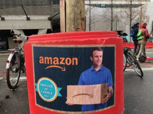 VICENÇ BATALLA | En France, l'image du président Emmanuel Macron élu meilleur employé de l'année par l'entreprise Amazon dans un affiche de dénonce ironique