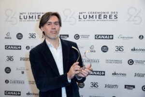 MOREAU-PERUSSEAU/BESTIMAGE | Emmanuel Mouret con el premio de los Lumières 2021 a la mejor película por Les Choses qu'on dit, les choses qu'on fait