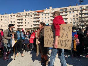 VICENÇ BATALLA | Ambient festiu a la plaça del doctor Lazare Goujon a Villeurbane, amb un cartell que diu: "Nosaltres encara volem continuar ballant"
