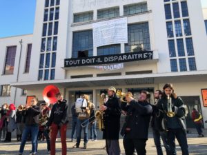 VICENÇ BATALLA | Una fanfàrria davant del Teatre Nacional Popular de Villeurbanne, amb els cartells reivindicatius de l'ocupació