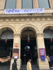 VICENÇ BATALLA | L'Opéra de Lyon, occupée aussi dans l'atrium et le hall pour des étudiant·e·s d'arts de la scène