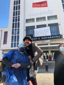 VICENÇ BATALLA | Clowns, activistas y transeúntes, en la acción reivindicativa del 20 de marzo delante del Teatro Nacional Popular (TNP) de Villeurbanne