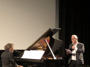 VICENÇ BATALLA | Thierry Frémaux, acompañando a Anne Cherhal en la canción <em>Paroles, paroles</em>, en un concierto del Festival Lumière 2020