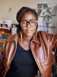 PIERRE LINHART | La realizadora francesa Alice Diop, en su despacho con un cartel del célebre fotógrafo Robert Frank detrás