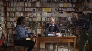 ARCHIVO | La directora de <em>Nous</em>, Alice Diop, filmando al escritor Pierre Bergounioux y hablando sobre la conservación de la memoria de sus orígenes respectivos