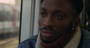 ARCHIVO | Imagen del cortometraje <em>Vers la tendresse</em>, de Alice Diop y foto de Sarah Blum, explorando la intimidad masculina en los suburbios y por el que ganó un César en 2017