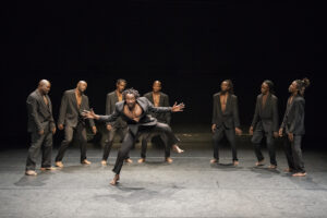 SÉVERINE CHARRIER | Les huit danseurs africains du spectacle <em>Omma</em>, dirigé par Josef Nadj