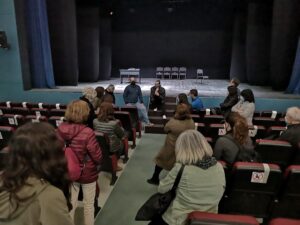 FRANÇOIS VILA | El encuentro con espectadores tras la representación de <em>La màgia lenta</em> en el Teatre Comtal de Ripoll
