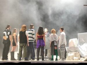 VICENÇ BATALLA | El músic Rone de fons amb els ballarins i ballarines de <em>Room With A View</em>, coreografiat per (LA)Horde, a Les Nuits de Fourvière i la Biennal de Dansa de Lió 2021