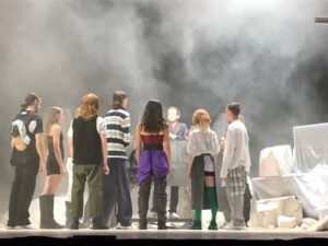 VICENÇ BATALLA | El músico Rone de fondo con los bailarines y bailarinas de <em>Room With A View</em>, coreografiado por (LA)Horde, en Las Noches de Fourvière y la Bienal de Danza de Lyon 2021