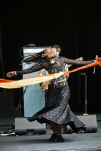 BLANDINE SOULAGE | La malí Fatoumata Diawara, entregada en su concierto del desfile de la Bienal de Danza de Lyon, antes de su paso por el Grec de Barcelona