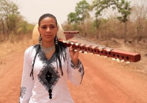 DR | Sona Jobarteh, neboda de Ballaké Sissoko i una de les primeres dones que s'ha convertit en solista de la kora