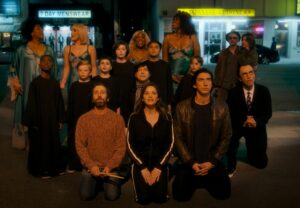 CG CINÉMA INTERNATIONAL | Los participantes en la pellícula <em>Annette</em>, con los actores Simon Helberg, Marion Cotillard y Adam Driver, Russell y Ron Mael de los Sparks detrás, cantantes del film y el director Leos Carax, de fondo con el sombrero acompañado de su hija, en la escena de apertura