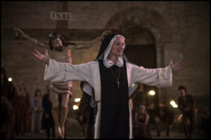 GUY FERRANDIS/SBS PRODUCTIONS | Virginie Efira, jouant la nonne mystique et saphique dans Benedetta de Paul Verhoeven.