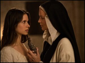 GUY FERRANDIS/SBS PRODUCTIONS | Daphne Patakia (la nonne Bartholomea) et Virginie Efira, dans la scène en question de la statuette de la vierge comme godemiché dans Benedetta.