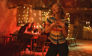 CG CINÉMA | Mia Wasikowska, dans la scène de Bergman Island, de Mia Hansen-Løve, où elle danse sur la chanson The Winner Takes It All de Abba