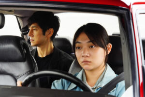 ARXIU | L'actor protagonista Nishijima Hidetoshi i la conductora del seu vehicle, Miura Toko, durant bona part de la pel·lícula Drive My Car, de Ryusuke Hamaguchi