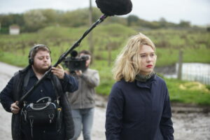 3B | Léa Seydoux, dans le rôle de la journaliste de télévision qui se vend au spectacle de "France" de Bruno Dumont.