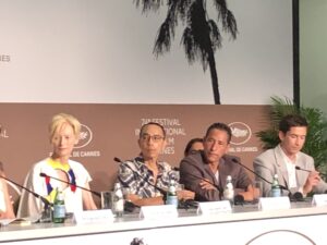 VICENÇ BATALLA | El equipo de <em>Memoria</em>, con la actriz Tilda Swinton, el realizador Apichatpong Weerasethakul, y los actores Elkin Díaz y Juan Pablo Urego, en la conferencia de prensa de Cannes