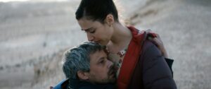 LESFILMSDUBAL | Les acteurs Avshalom Pollak et Nur Fibak dans le film israélien <em>Ha'berech</em> (<em>Le genou d'Ahed</em>) de Nadav Lapid